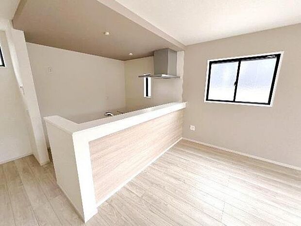 お食事中もキッチンと会話が楽しめるダイニングスペース。