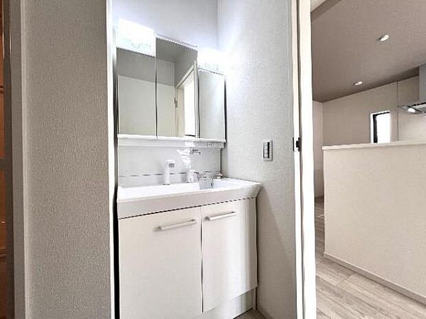 洗面化粧台です。朝の身支度から1日が始まります。