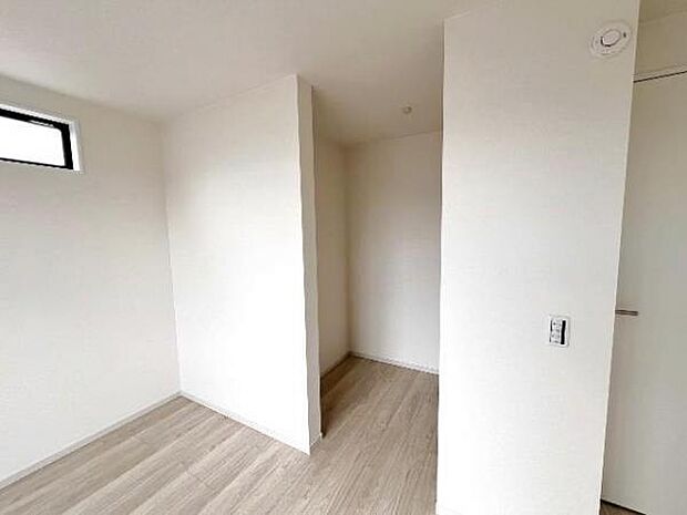 ウォークインクローゼットがあり収納スペースも豊富。季節物もスッキリ片付きそうです。