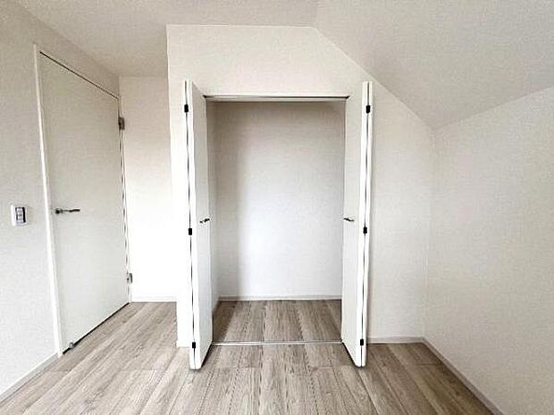 いつでもお部屋をスッキリお使い頂ける収納スペースを設置。