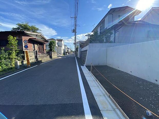 前面道路を含めた現地写真です。