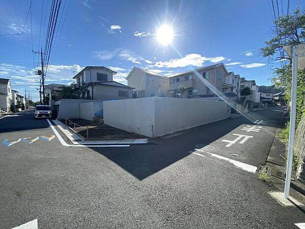 前面道路を含めた現地写真です。