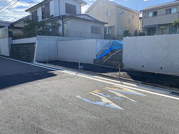 前面道路を含めた現地写真です。