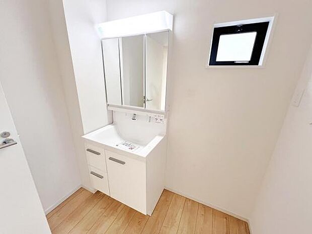 洗面化粧台です。朝の身支度から1日が始まります。