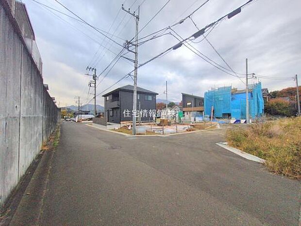前面道路を含めた現地写真です。