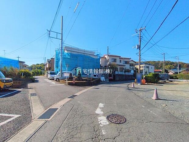 前面道路を含めた現地写真です。
