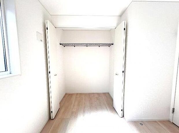 いつでもお部屋をスッキリお使い頂ける収納スペースを設置。