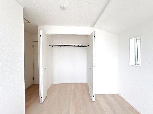 いつでもお部屋をスッキリお使い頂ける収納スペースを設置。