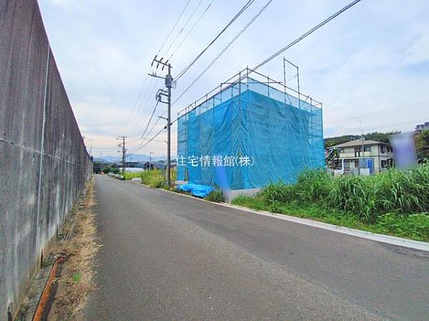 前面道路を含めた現地写真です。