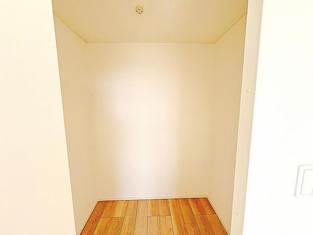 ウォークインクローゼットがあり収納スペースも豊富。季節物もスッキリ片付きそうです。