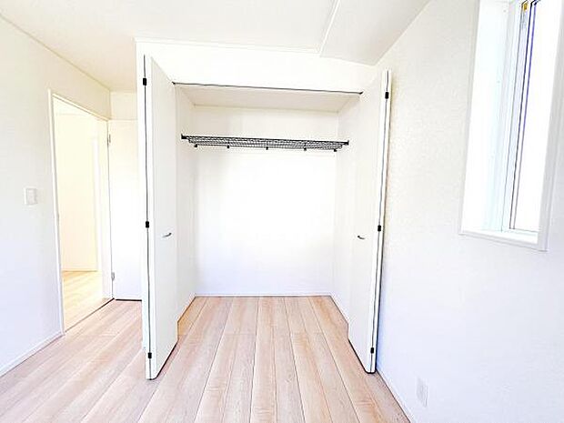 いつでもお部屋をスッキリお使い頂ける収納スペースを設置。