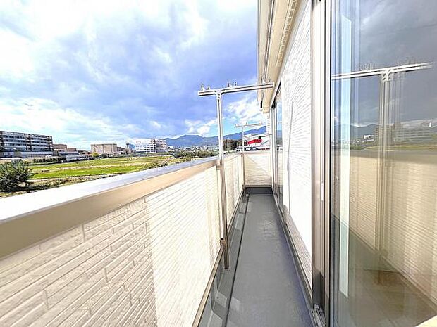 お洗濯ものを気持ち良く太陽の光で干せるのが嬉しいですね。