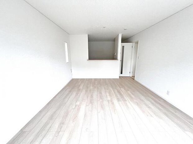 お食事中もキッチンと会話が楽しめるダイニングスペース。