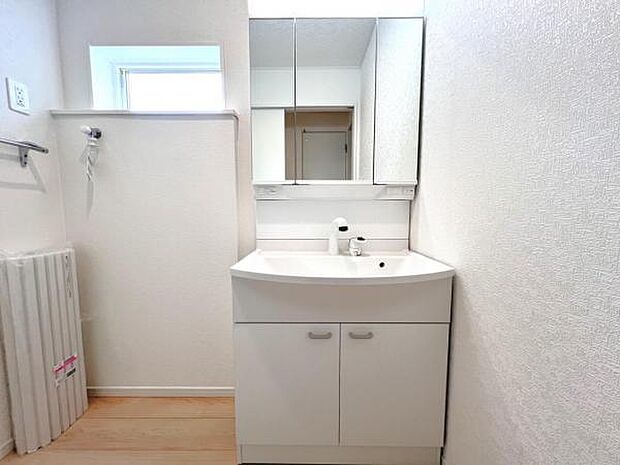 洗面化粧台です。朝の身支度から1日が始まります。