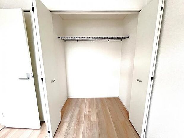 いつでもお部屋をスッキリお使い頂ける収納スペースを設置。