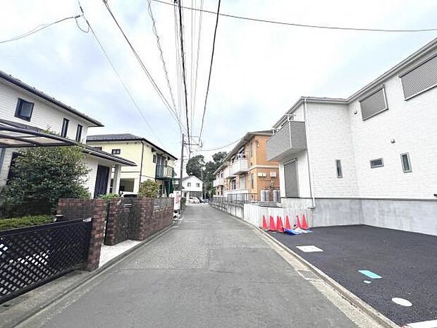 前面道路を含めた現地写真です。