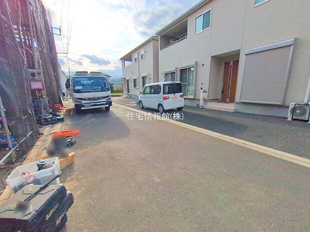 前面道路を含めた現地写真です。