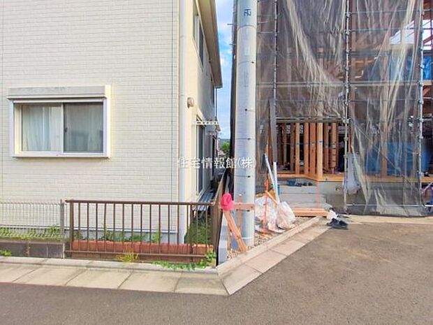 前面道路を含めた現地写真です。