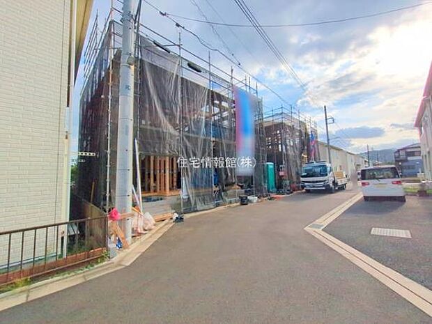 前面道路を含めた現地写真です。