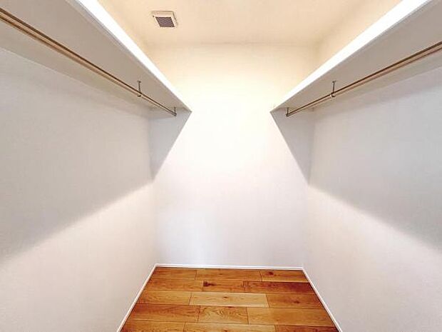 ウォークインクローゼットがあり収納スペースも豊富。季節物もスッキリ片付きそうです。