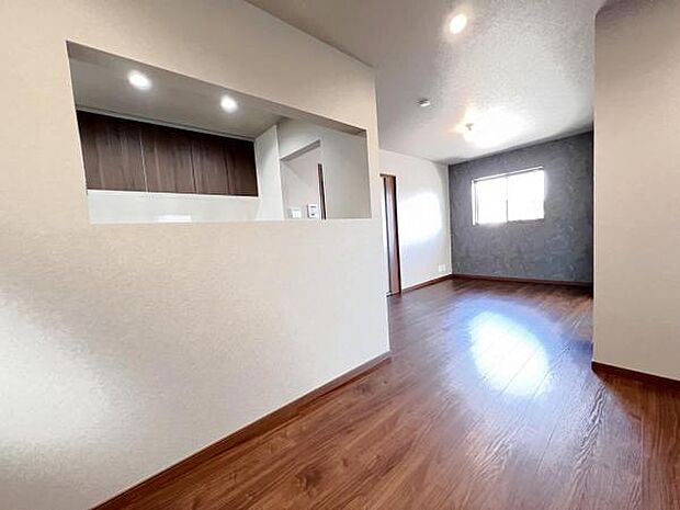 お食事中もキッチンと会話が楽しめるダイニングスペース。