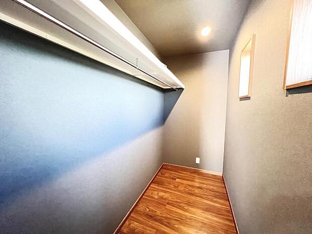 ウォークインクローゼットがあり収納スペースも豊富。季節物もスッキリ片付きそうです。