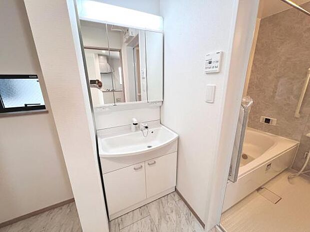 洗面化粧台です。朝の身支度から1日が始まります。