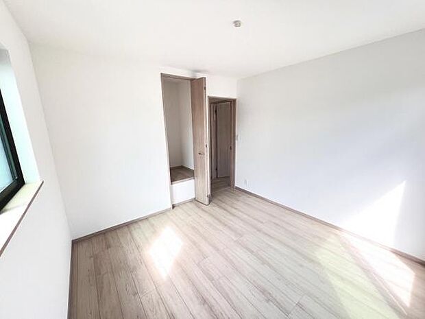 いつでもお部屋をスッキリお使い頂ける収納スペースを設置。