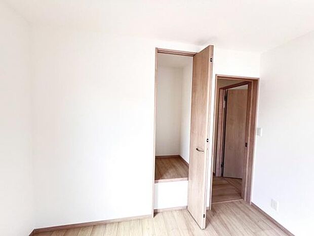 いつでもお部屋をスッキリお使い頂ける収納スペースを設置。