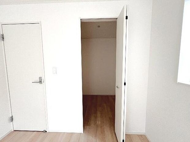 ウォークインクローゼットがあり収納スペースも豊富。季節物もスッキリ片付きそうです。