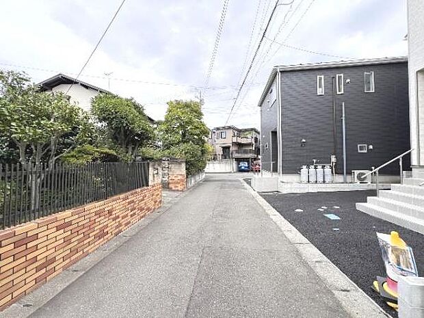 前面道路を含めた現地写真です。