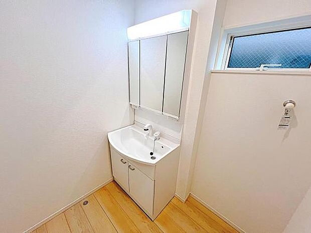 洗面化粧台です。朝の身支度から1日が始まります。