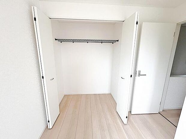 いつでもお部屋をスッキリお使い頂ける収納スペースを設置。