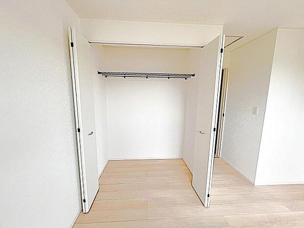 いつでもお部屋をスッキリお使い頂ける収納スペースを設置。