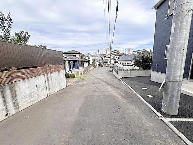 前面道路を含めた現地写真です。