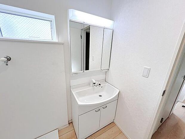 洗面化粧台です。朝の身支度から1日が始まります。