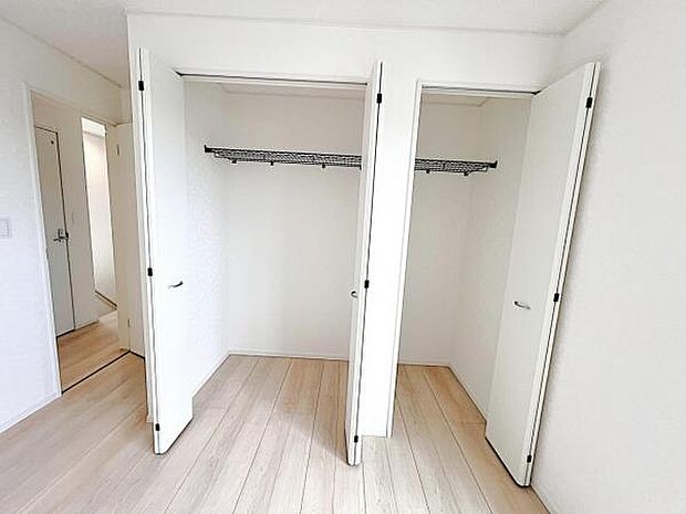 いつでもお部屋をスッキリお使い頂ける収納スペースを設置。