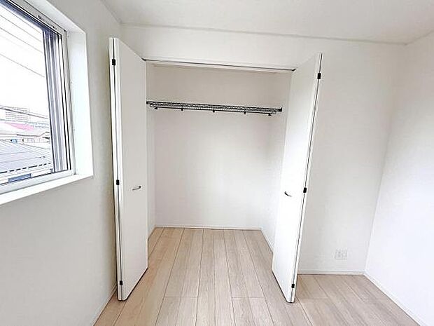 いつでもお部屋をスッキリお使い頂ける収納スペースを設置。