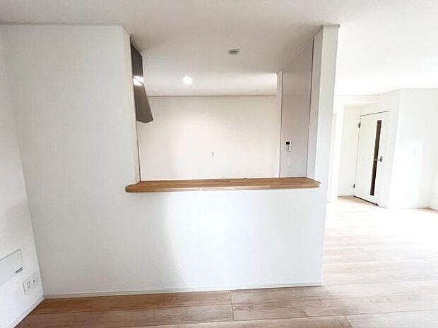 お食事中もキッチンと会話が楽しめるダイニングスペース。