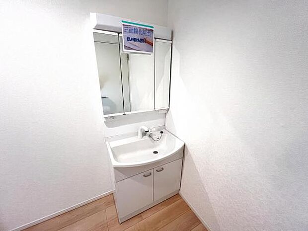 洗面化粧台です。朝の身支度から1日が始まります。