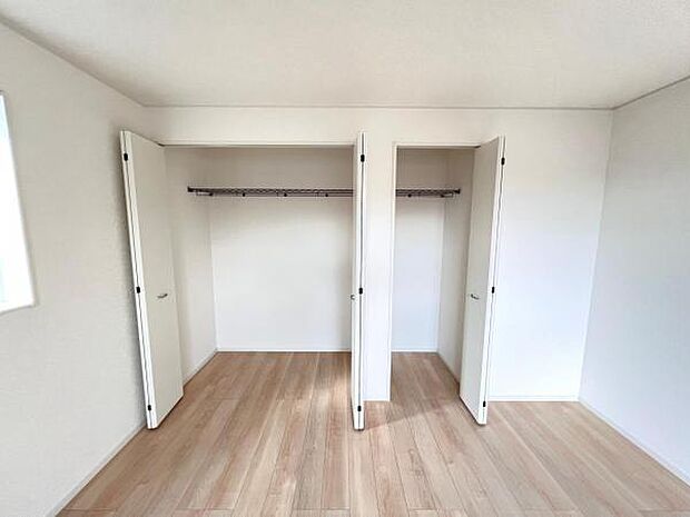 いつでもお部屋をスッキリお使い頂ける収納スペースを設置。