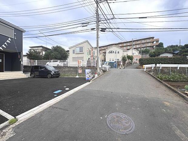 前面道路を含めた現地写真です。