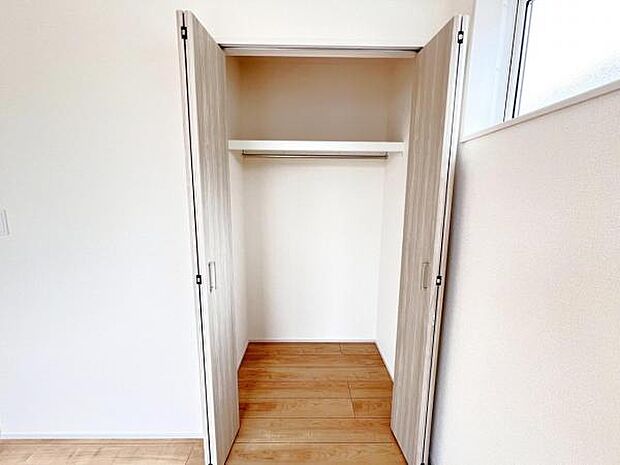 いつでもお部屋をスッキリお使い頂ける収納スペースを設置。