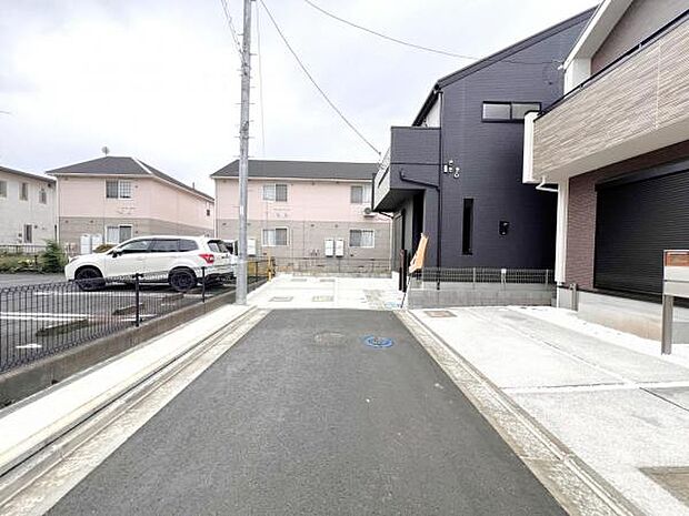 前面道路を含めた現地写真です。