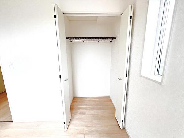 いつでもお部屋をスッキリお使い頂ける収納スペースを設置。