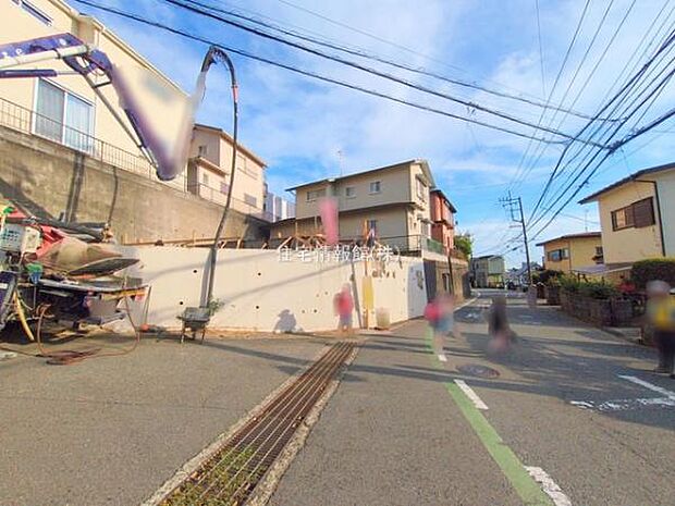 前面道路を含めた現地写真です。