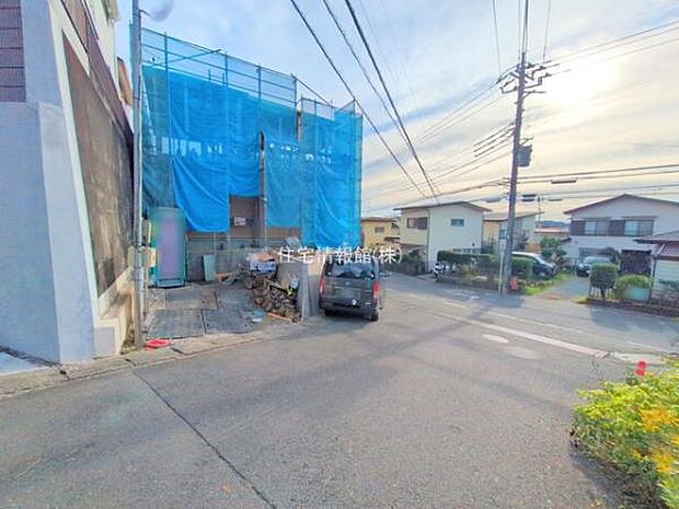 前面道路を含めた現地写真です。