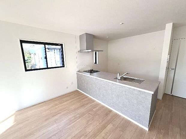 お食事中もキッチンと会話が楽しめるダイニングスペース。