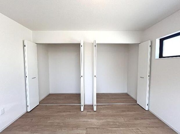 いつでもお部屋をスッキリお使い頂ける収納スペースを設置。