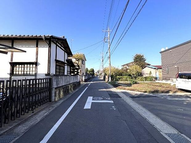 前面道路を含めた現地写真です。